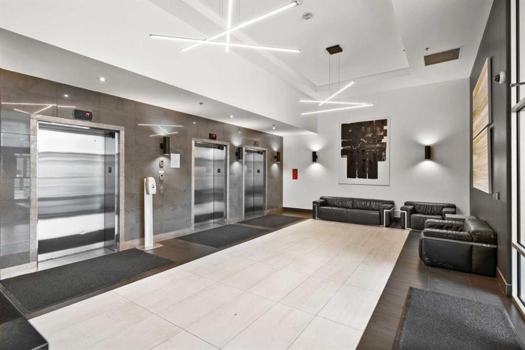 Monki Di Executive Suites - Alura YYC Екстериор снимка