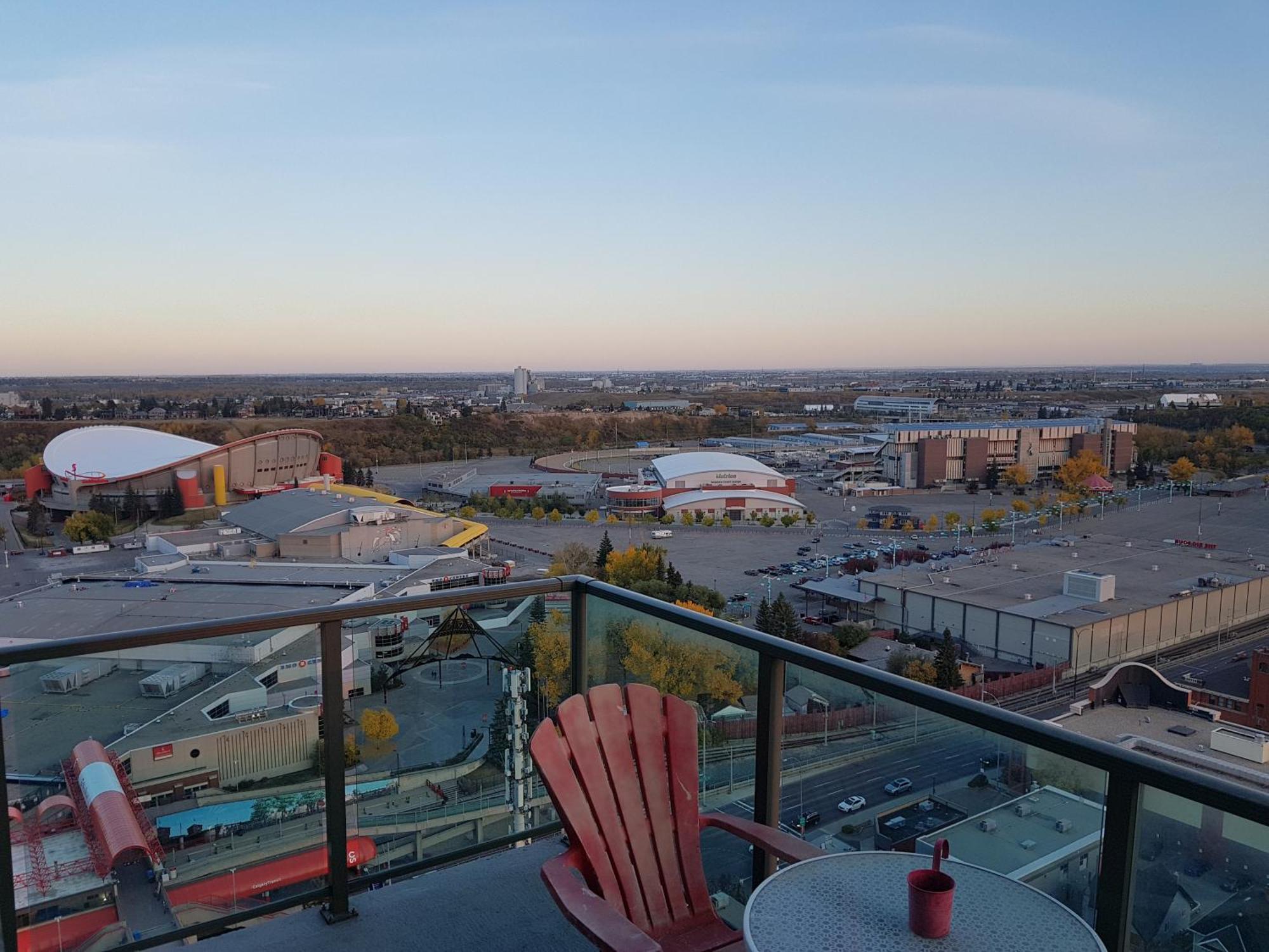 Monki Di Executive Suites - Alura YYC Екстериор снимка